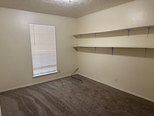 Building Photo - Great location.  4 Br, 1 3/4 Ba, 2 living areas, spacious yard.