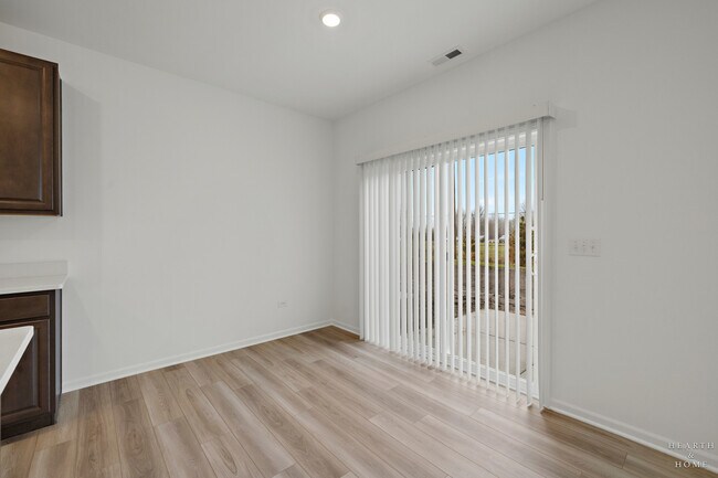 Building Photo - 624 Cassia Ct