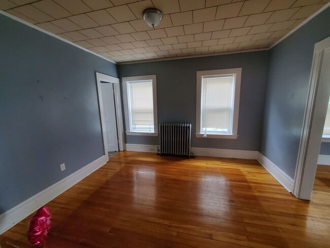 Building Photo - Large 4 Bedroom Single Family House Availa...