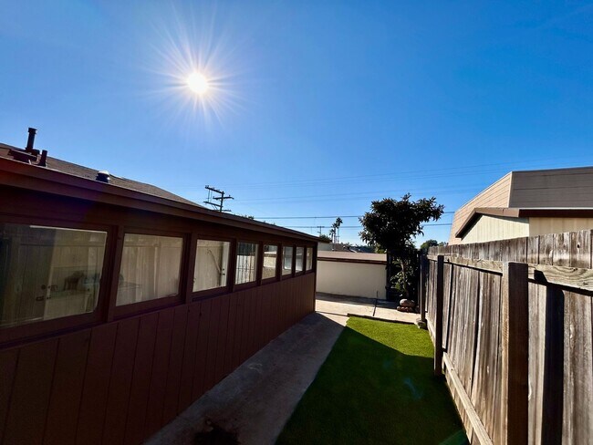 Building Photo - 2 bed 1 Bath with Garage in The Heart of Clairemont!