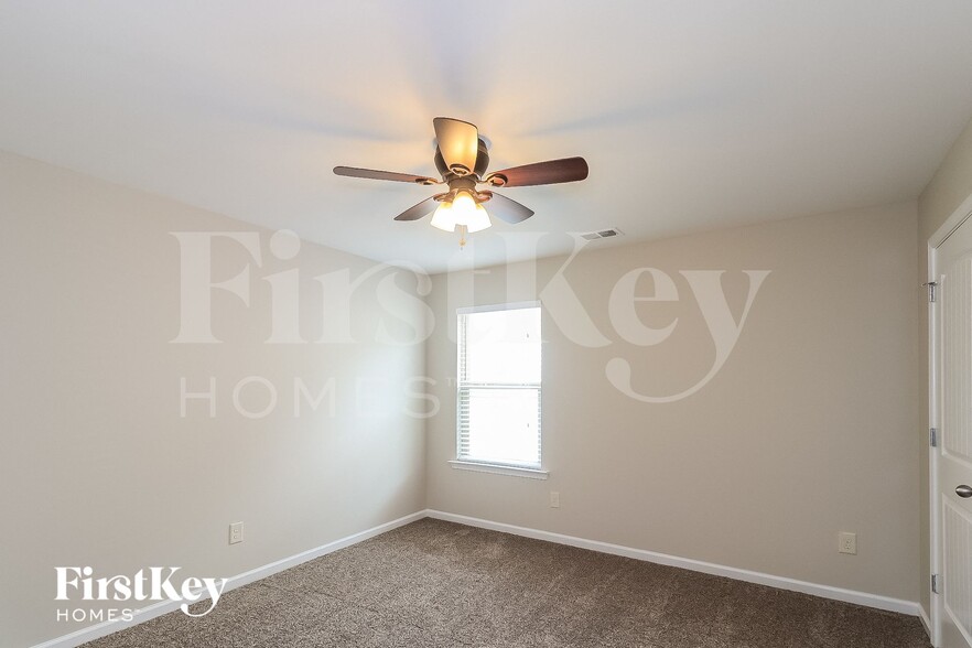 Building Photo - 703 Barberry Dr