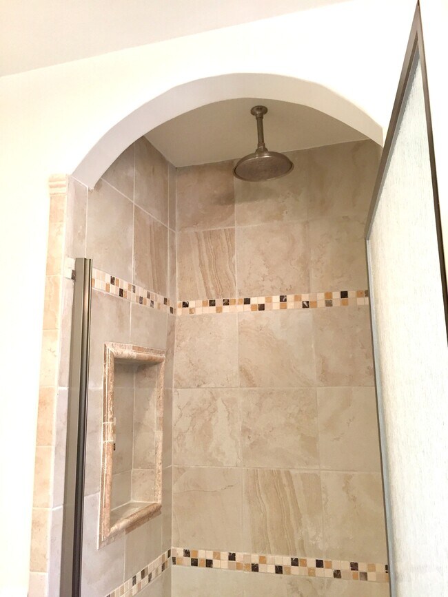 Building Photo - 1106 S Doheny Dr