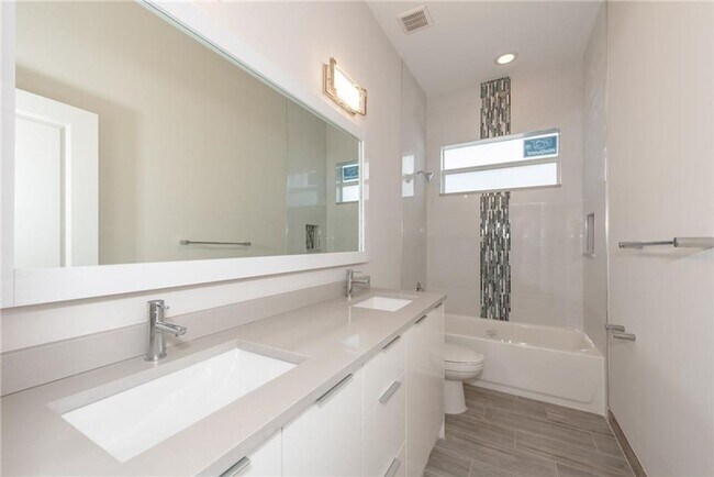 Building Photo - 1105 NE 2nd Ave