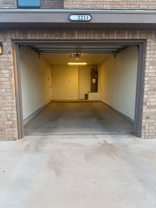 Building Photo - 1221 E 14th St