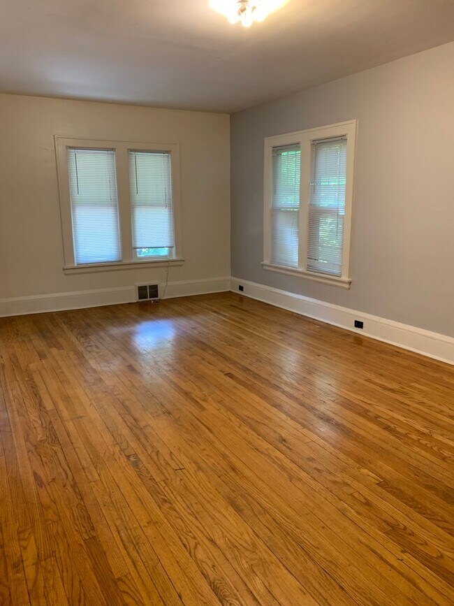 Building Photo - 4 Bedroom 2 Bathroom On the Edge of Dinkyt...