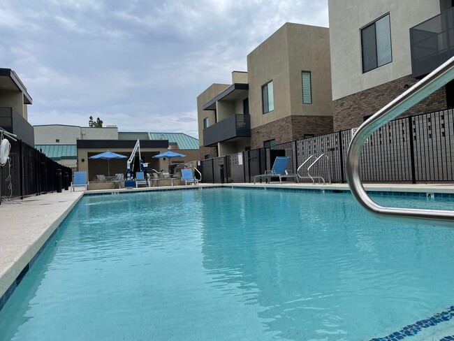 Building Photo - 901 S Smith Rd