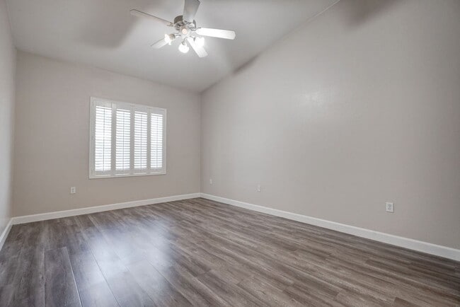 Building Photo - 2305 W Horizon Ridge Pkwy