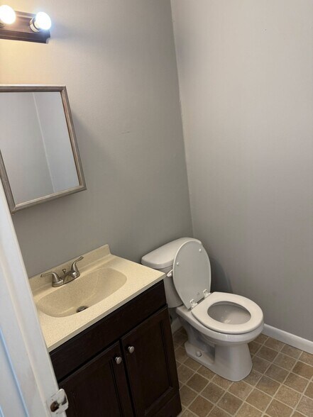 Half bath - 132 Circle Dr