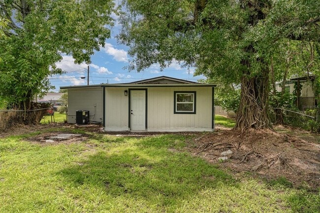 Building Photo - 833 N Suwannee Ave