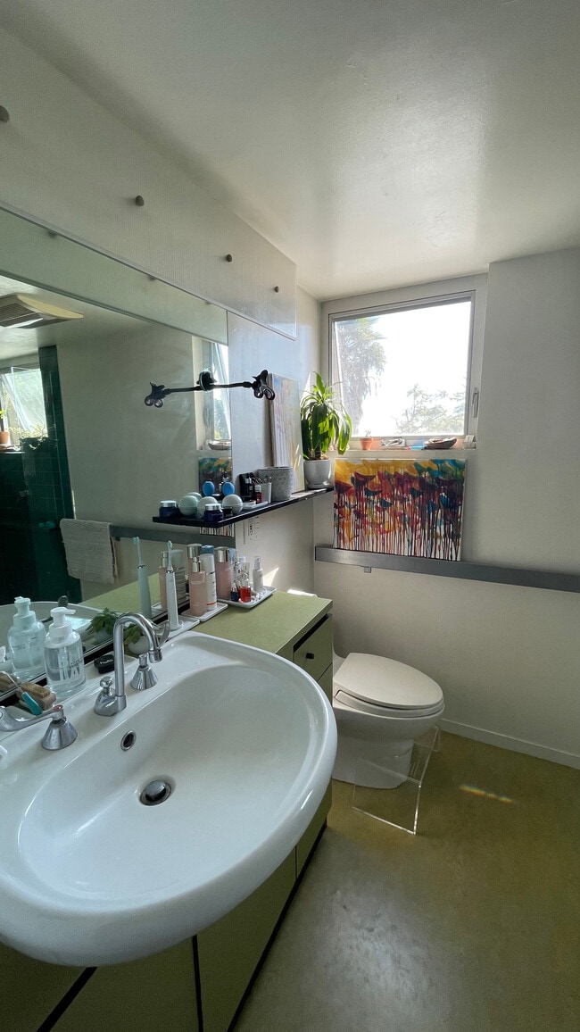 bathroom - 872 Hanley Ave