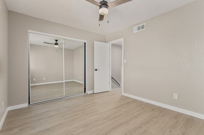 Building Photo - 736 S Farmer Ave