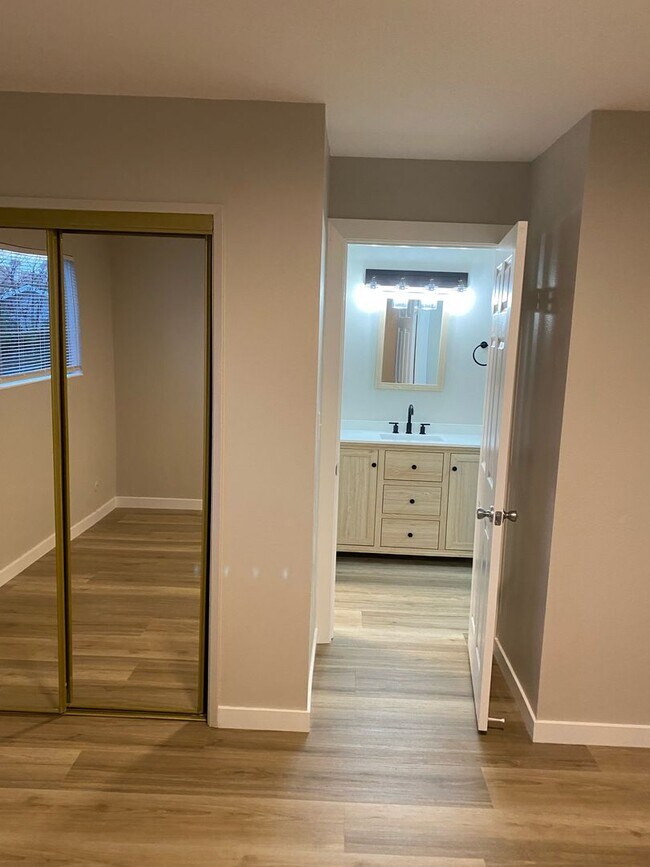 Building Photo - 1 Bed 1 Bath Remodeled Condo for Rent in Lawndale with ALL Utilities included