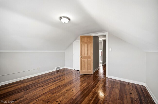 Building Photo - 3889 Grenville Rd