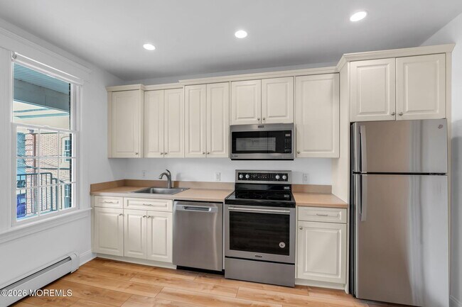 Building Photo - 1115 3rd Ave