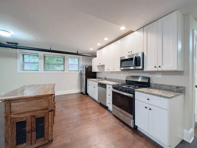 Building Photo - 936 E 52nd St