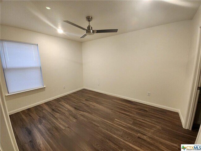 Building Photo - 5911 Betty Lou Dr