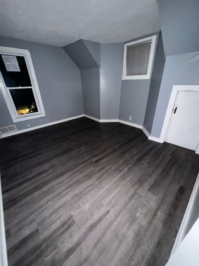 Building Photo - Beautiful 2 Bed 1 Bath APARTMENT PENDING