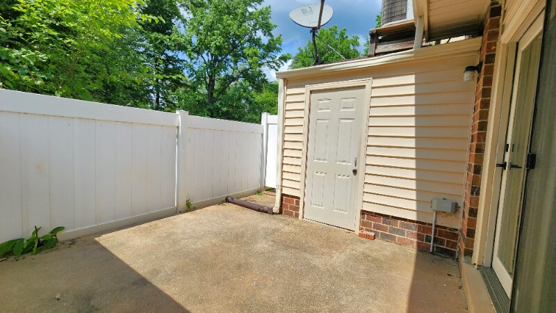 Building Photo - 716 Shawnee Dr