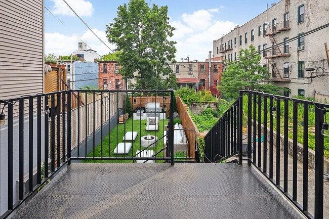 Building Photo - Hull Street