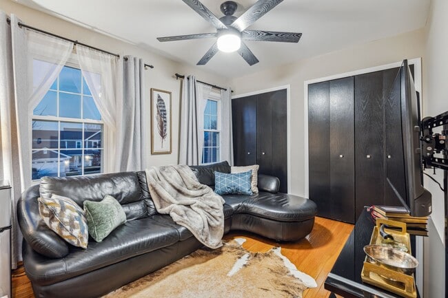 Building Photo - Fully Furnished 4 Bedroom 2.5 bathroom home in Bloomingdale
