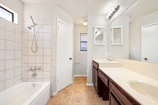 Building Photo - 1108 Peach Tree Cove