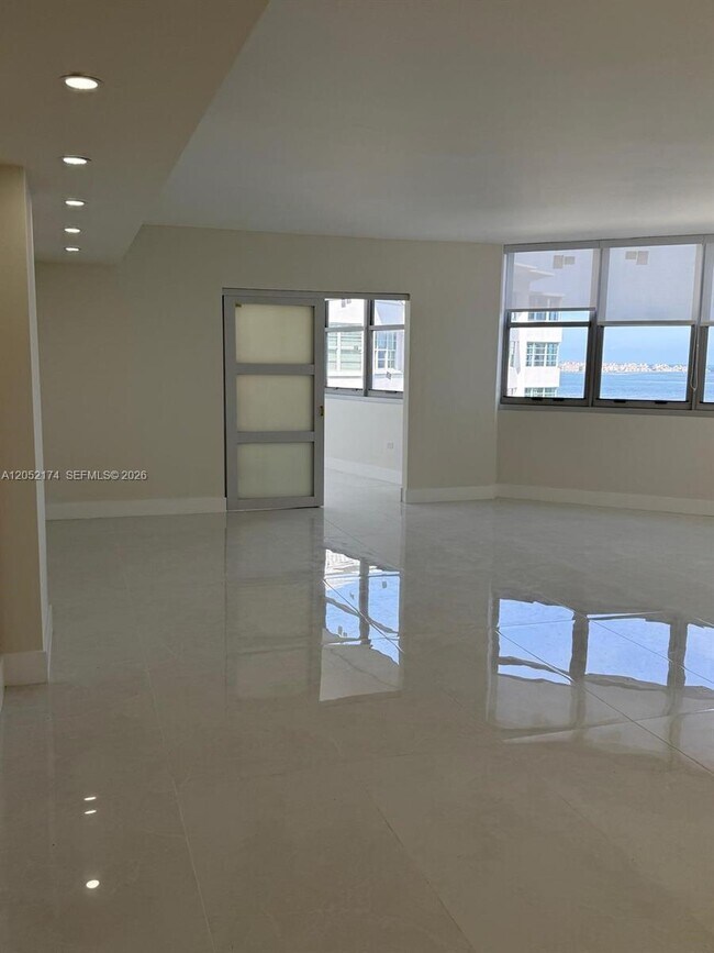Building Photo - 999 Brickell Bay Dr