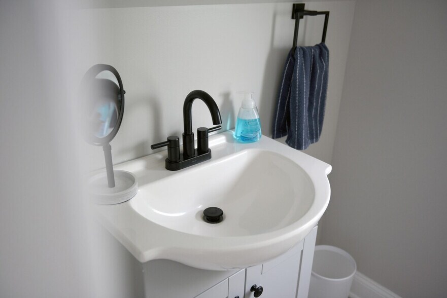 Building Photo - 444 Oneida St