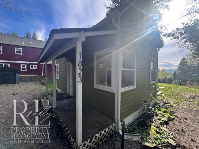 Building Photo - Private Retreat with Expansive Yard & Loft Space