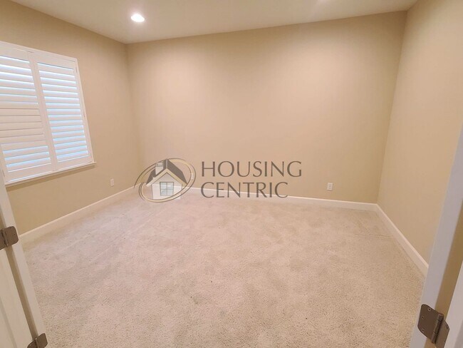 Building Photo - Stunning Single Story Rental in Guard Gate...
