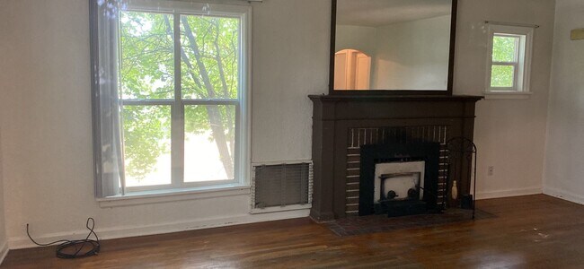Building Photo - 630 SE Steptoe St