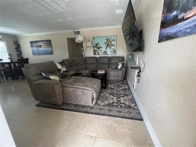 Building Photo - 1221 SE 3rd St