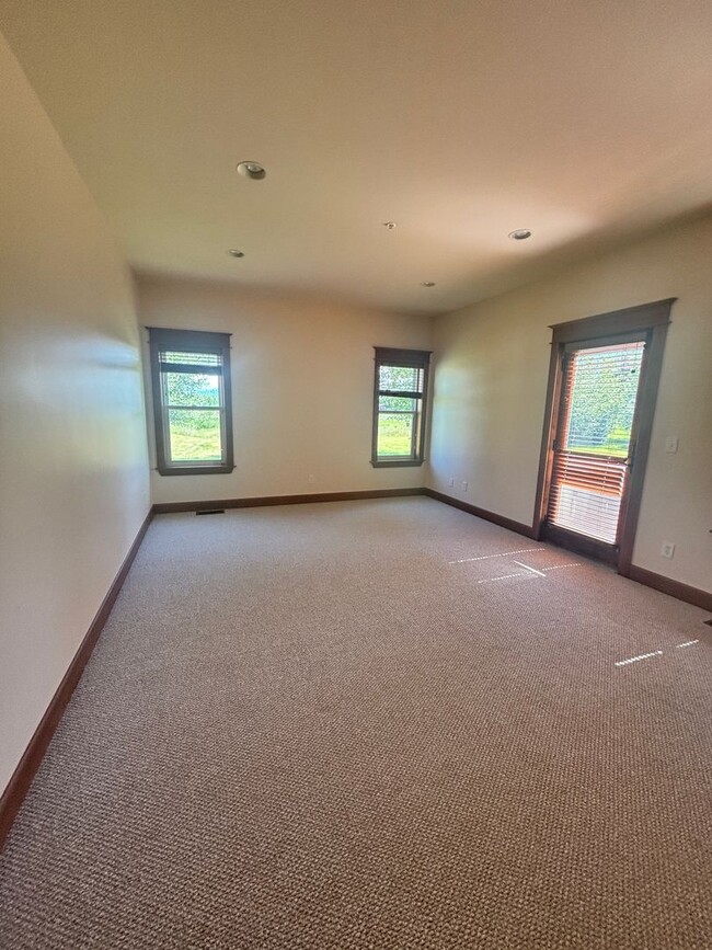 Building Photo - Beautiful 4B/3B home on acreage with mountain views