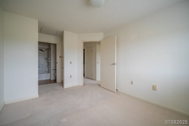 Building Photo - 2 Bedroom 2 Bathroom 2 Assigned Parking in...