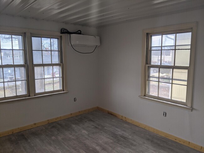 Building Photo - 410 W Maple St