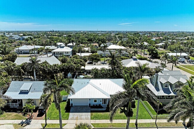 Building Photo - Furnished/Unfurnished ** Annual Rental ** Available 5/1/26 ** 4 Bed/2 Bath Single Family Home ** ...