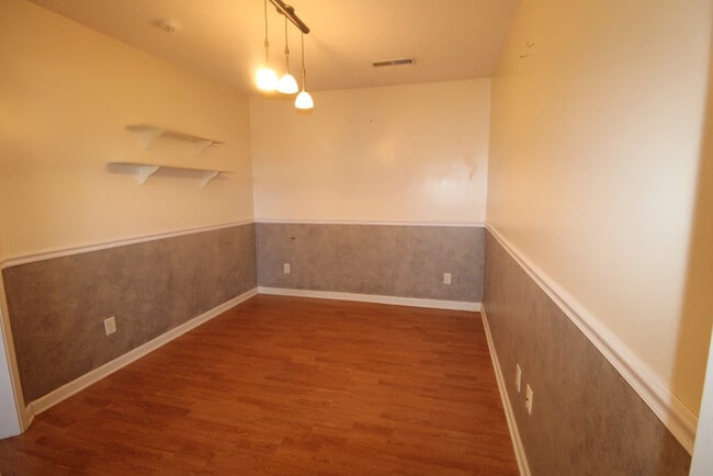 Building Photo - 305 Trillium Ln