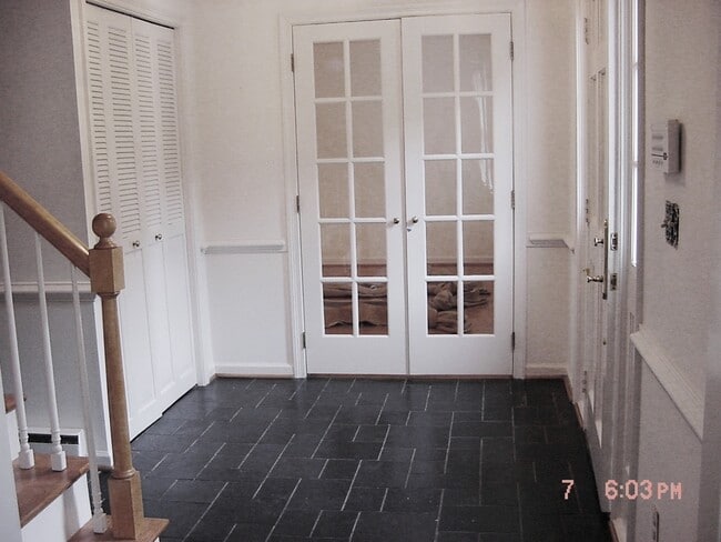 Building Photo - 211 Surrey Rd