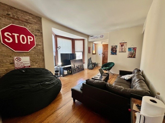 2845-3 Living Room - 2850 N. Clark Street Apartments