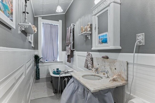 Building Photo - 123 1/2 Stone Street Unit