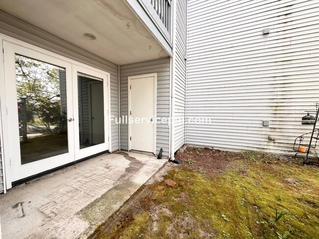 Building Photo - Stylish and Updated Newport Crest Condo