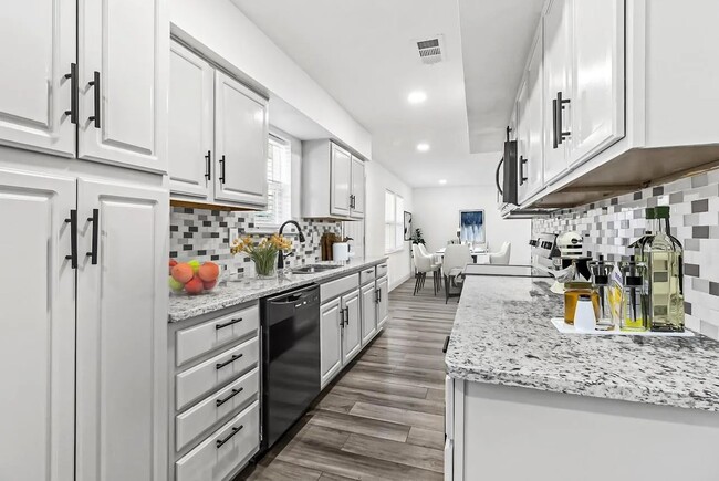 Building Photo - 502 Melrose Dr