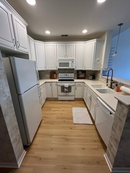 Building Photo - 3872 S Lake Dr