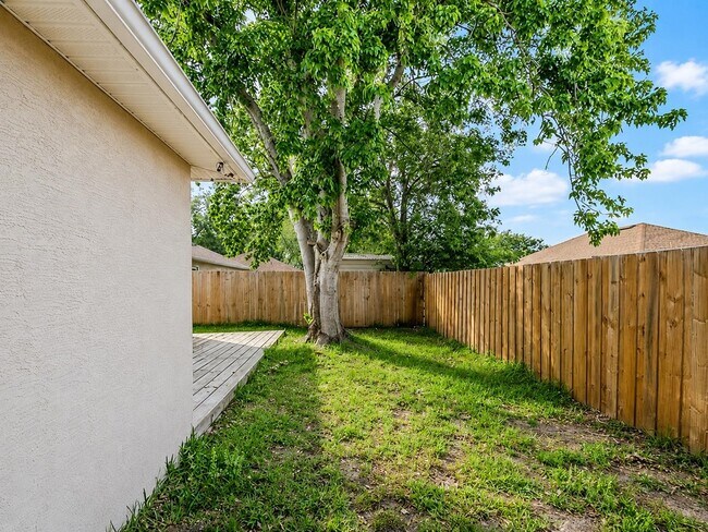 Building Photo - 405 Island View Cir