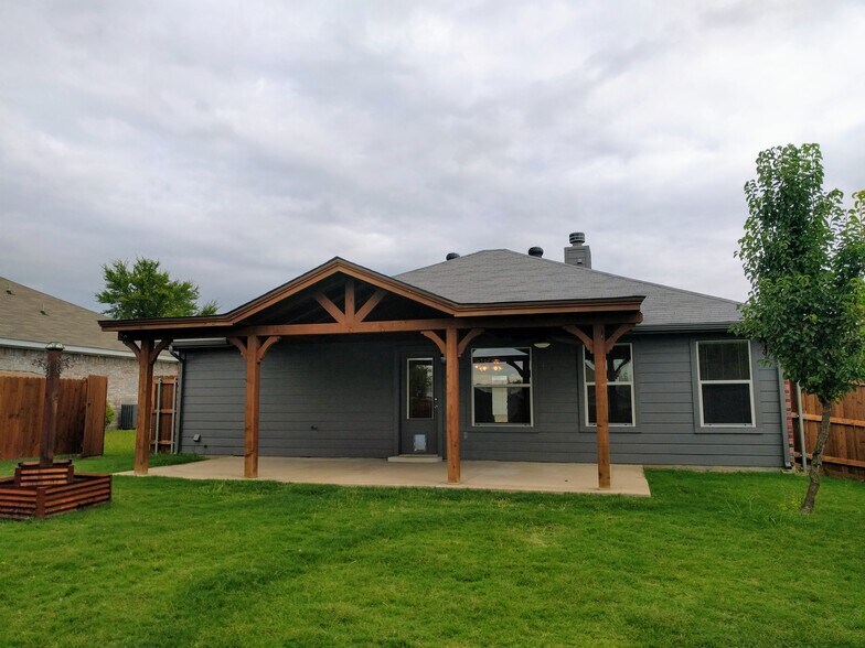 LARGE OUTDOOR COVERED PATIO WITH TWO CEILING FANS - 510 Oxford Loop