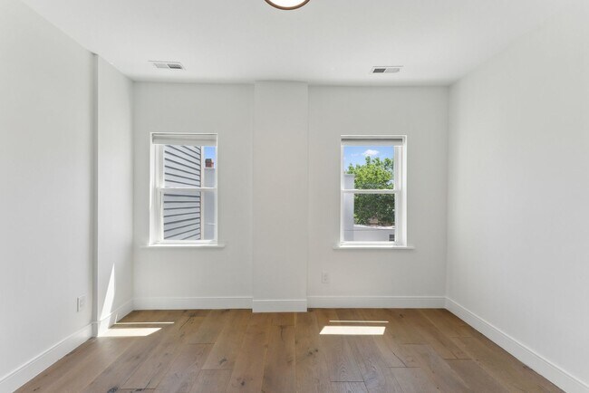 Building Photo - Capital Hill Rowhome