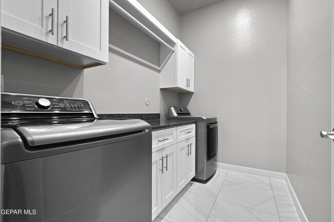 Building Photo - 2801 Tierra Garden Dr