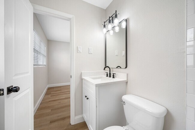 Building Photo - Renovated OVERSIZED 2 Bed/2 Bath at 140 Da...