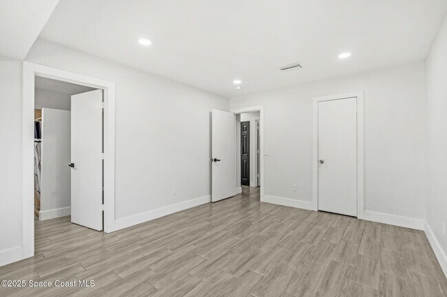 Building Photo - 1310 Mariposa Dr NE