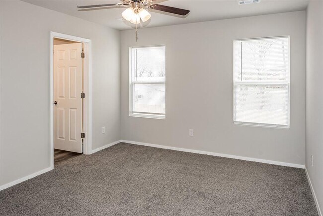Building Photo - 425 Mayflower Ave