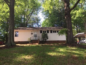 Building Photo - 3 Bedroom/1 bath home